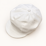 Cappello - dettaglio su sfondo bianco caldo naturale