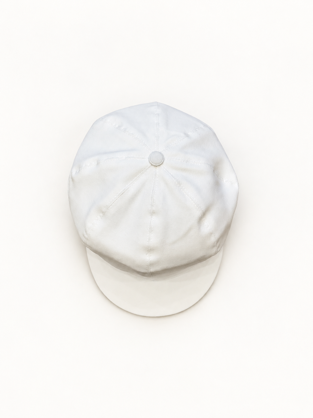 Cappello - dettaglio su sfondo bianco caldo naturale