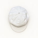 Cappello - dettaglio su sfondo bianco caldo naturale