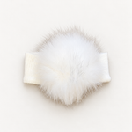 Fascia Gio Higuamy con pon pon su sfondo bianco caldo
