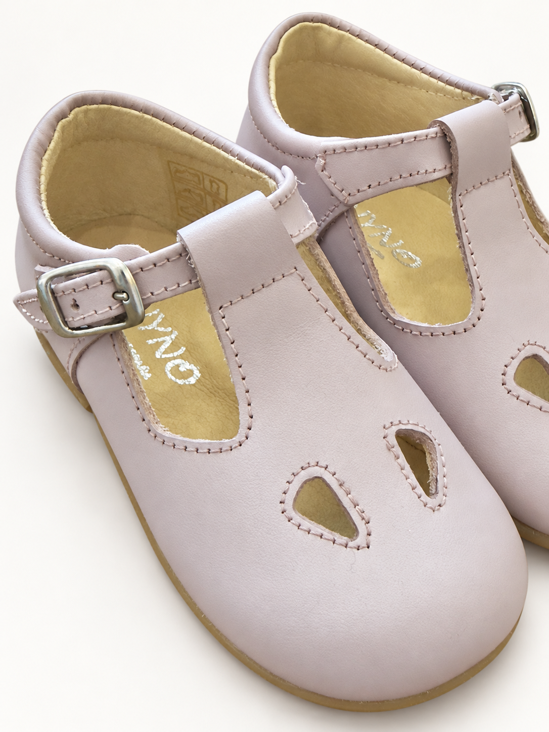 Scarpe Panyno su sfondo bianco caldo