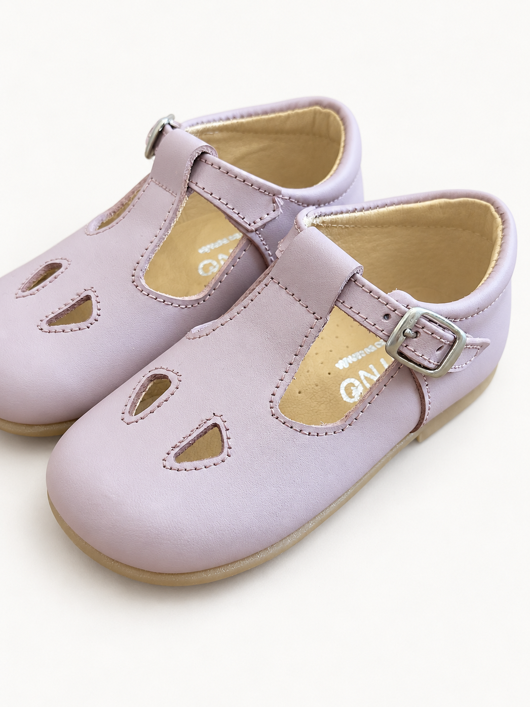 Scarpe Panyno su sfondo bianco caldo