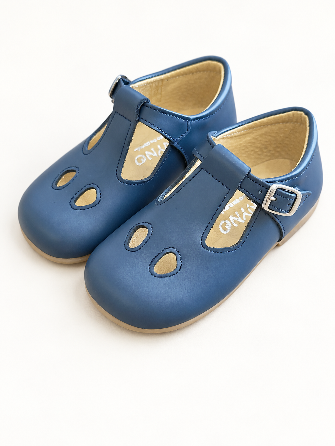 Scarpe Panyno su sfondo bianco caldo