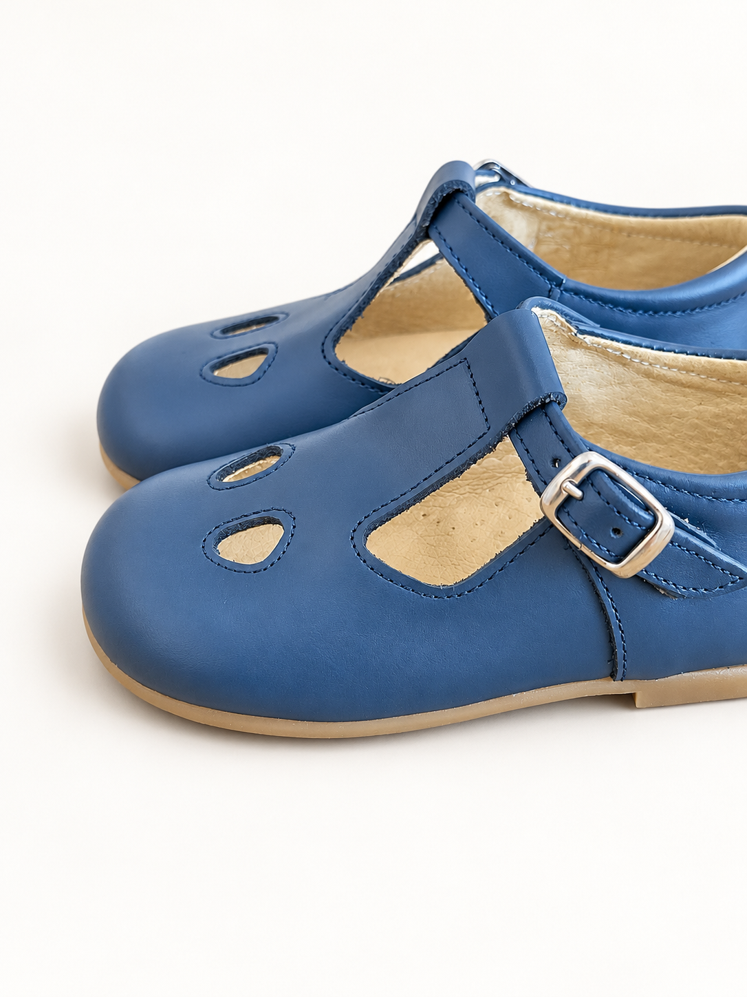 Scarpe Panyno su sfondo bianco caldo