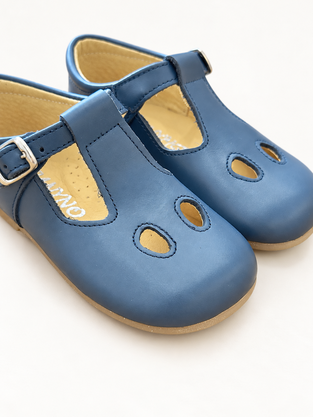 Scarpe Panyno su sfondo bianco caldo