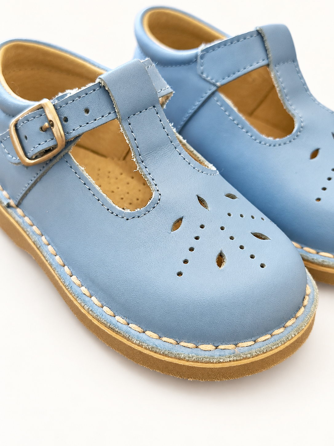 Scarpe Panyno su sfondo bianco caldo