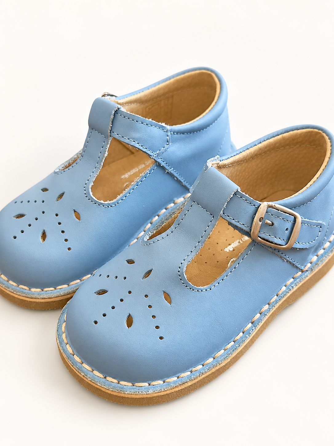 Scarpe Panyno su sfondo bianco caldo