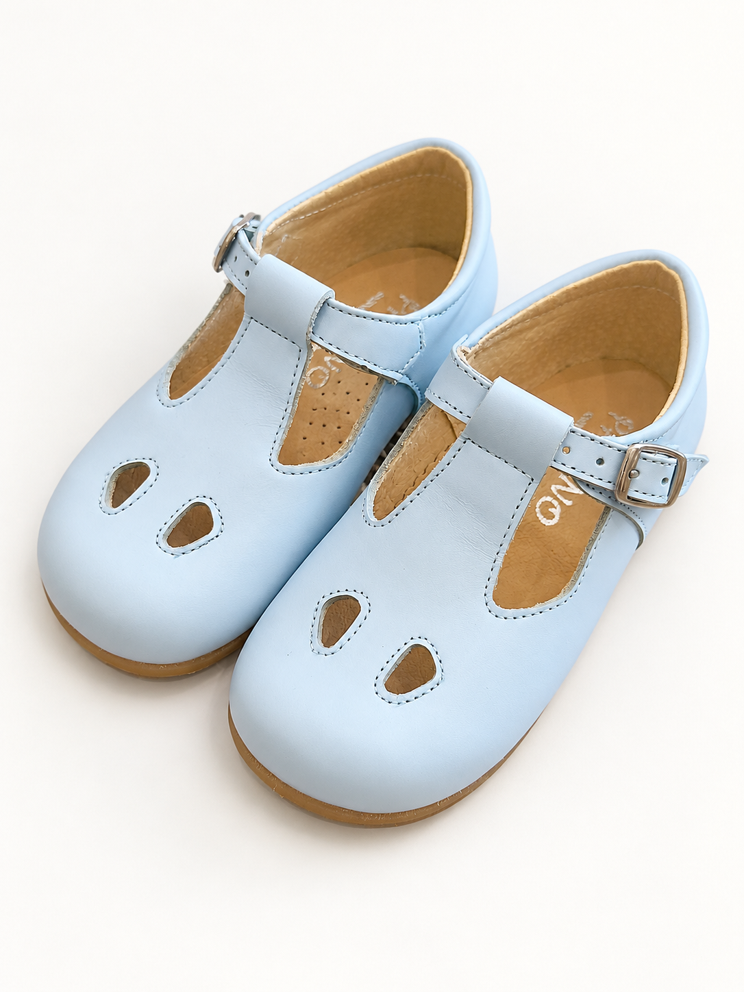 Scarpe Panyno su sfondo bianco caldo