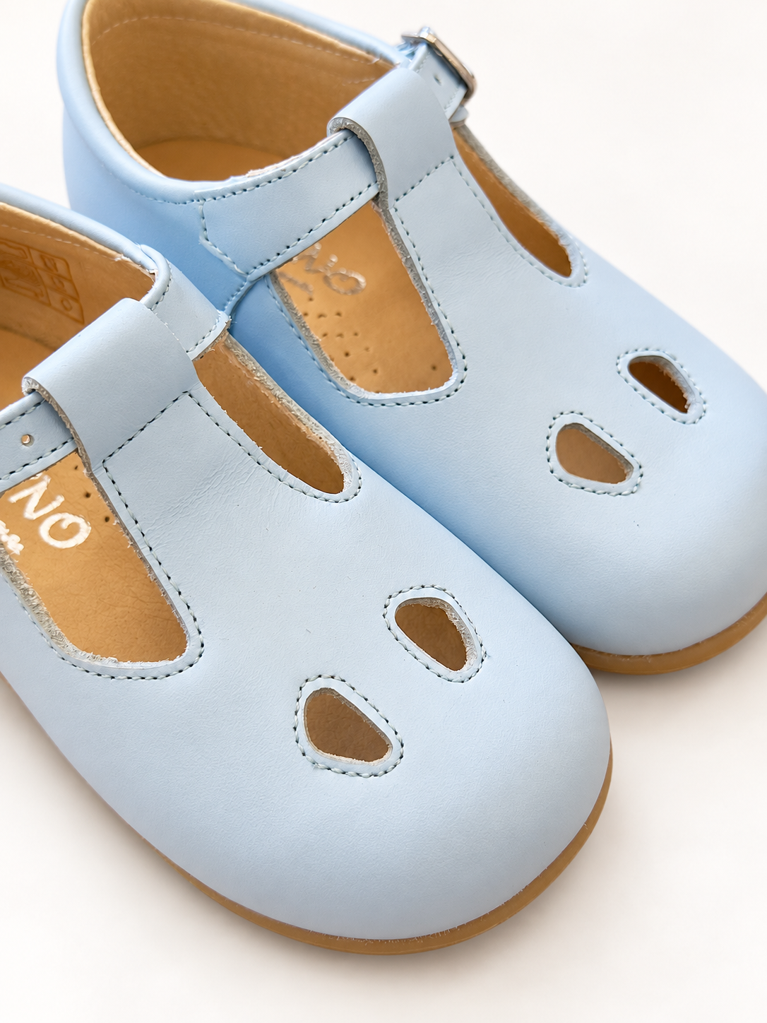 Scarpe Panyno su sfondo bianco caldo