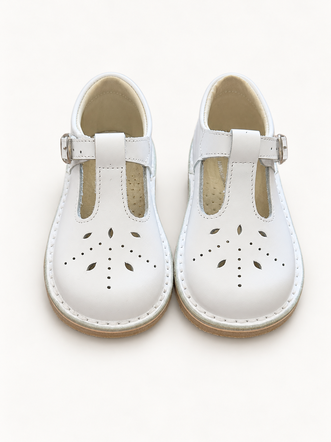 Scarpe Panyno su sfondo bianco caldo