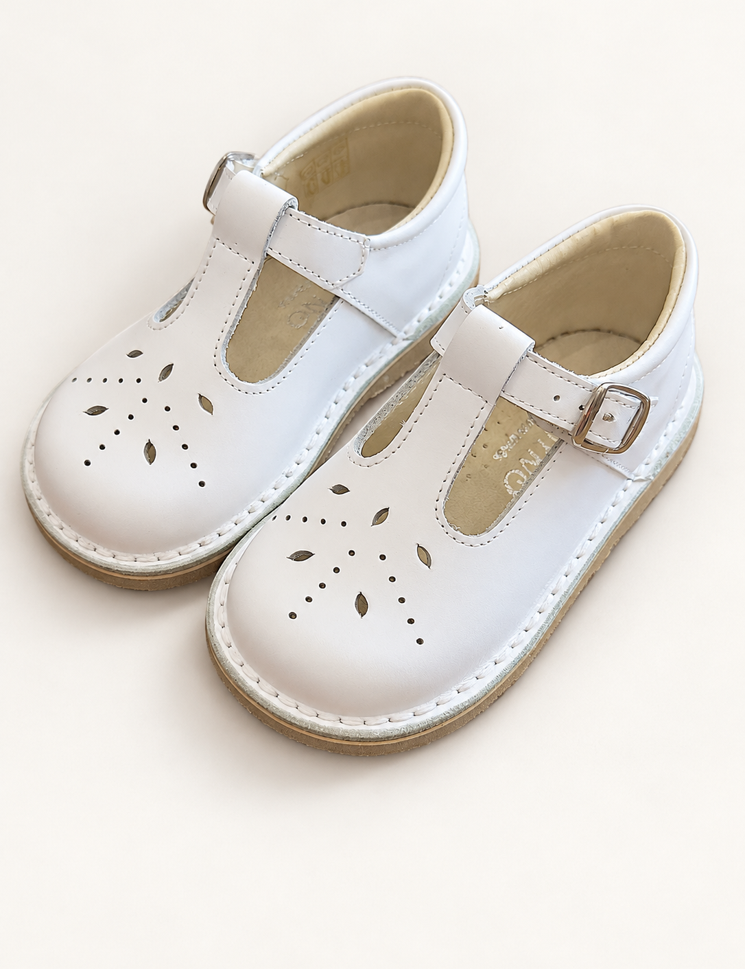 Scarpe Panyno su sfondo bianco caldo
