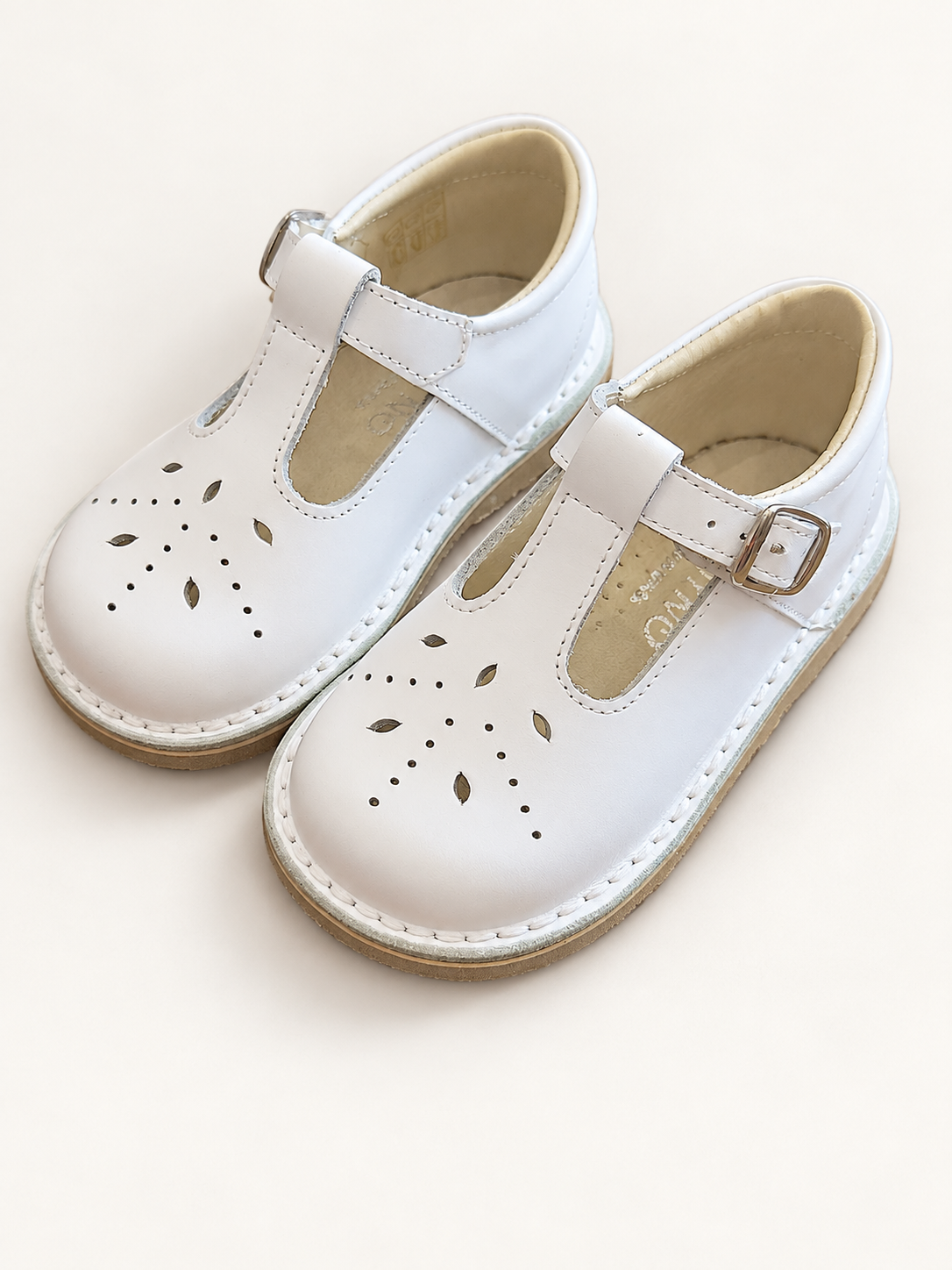 Scarpe Panyno su sfondo bianco caldo