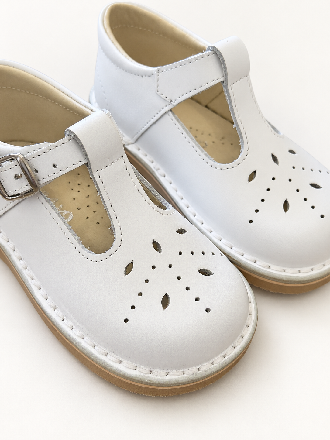 Scarpe Panyno su sfondo bianco caldo