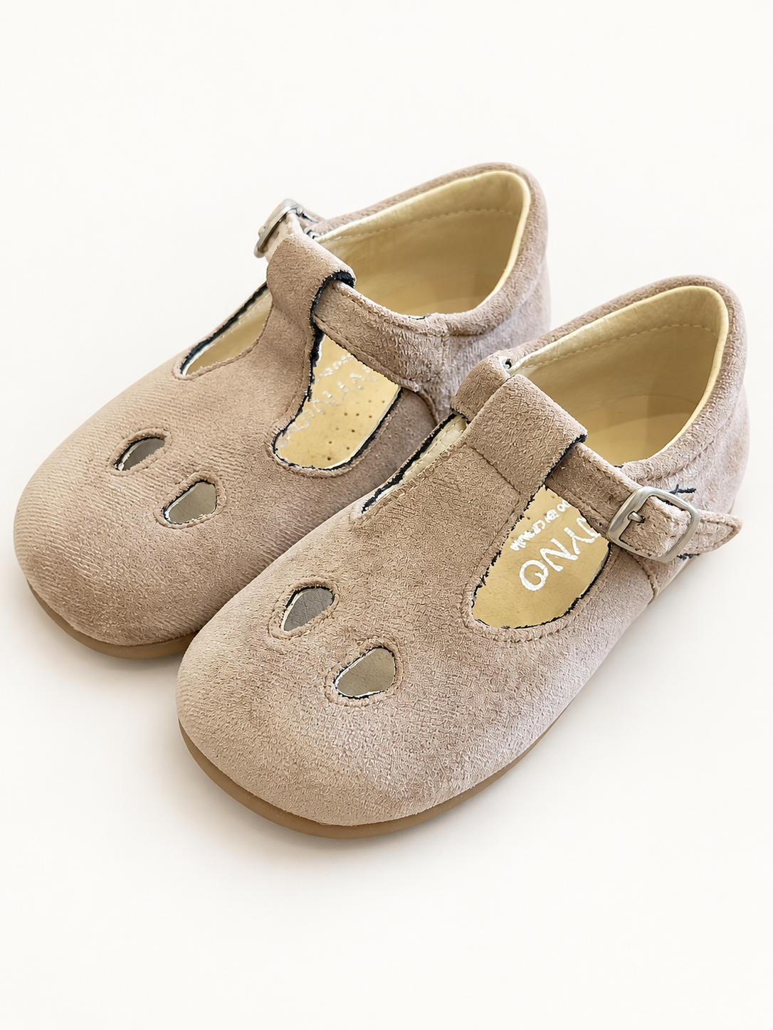 Scarpe Panyno su sfondo bianco caldo