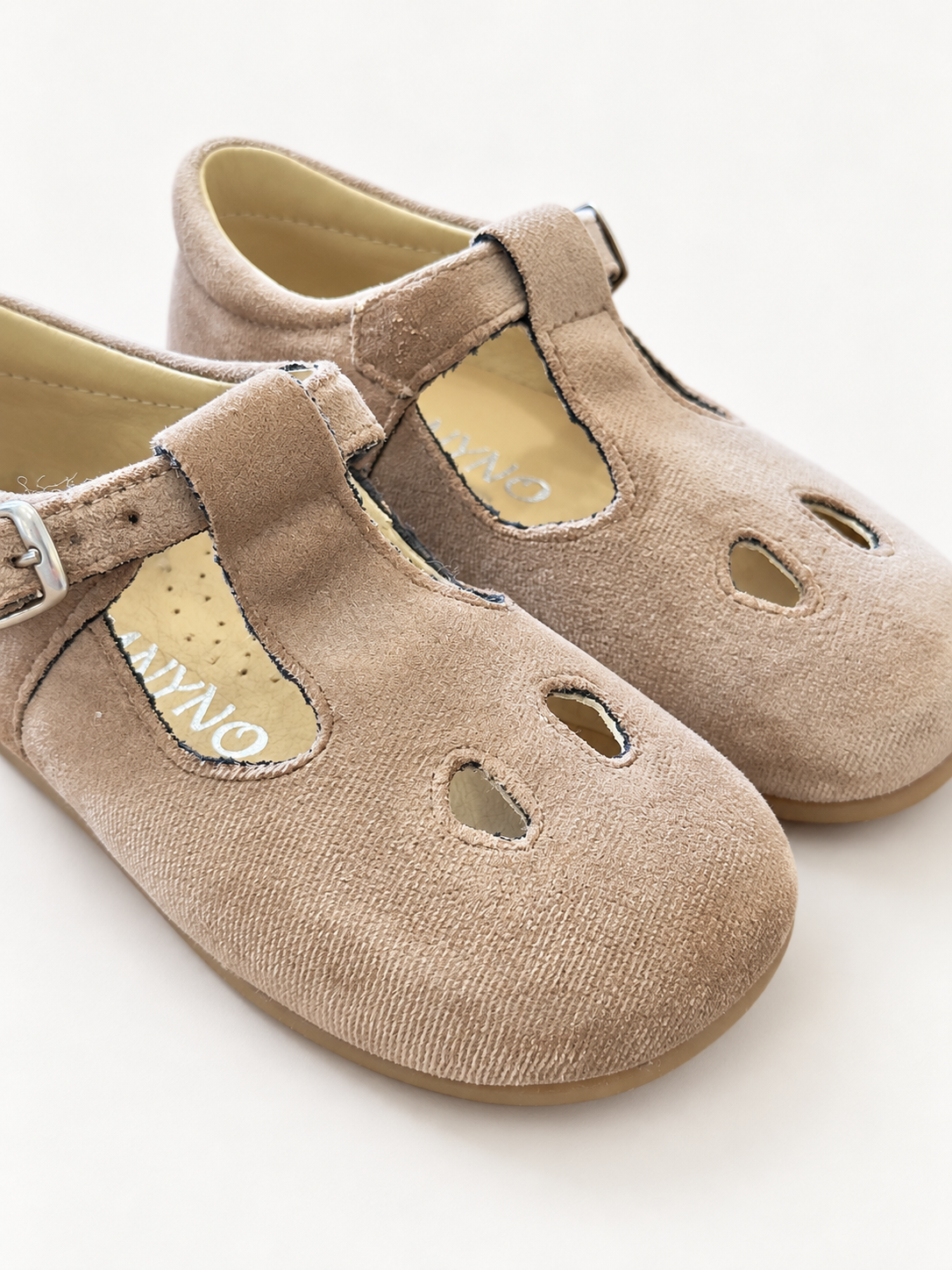 Scarpe Panyno su sfondo bianco caldo