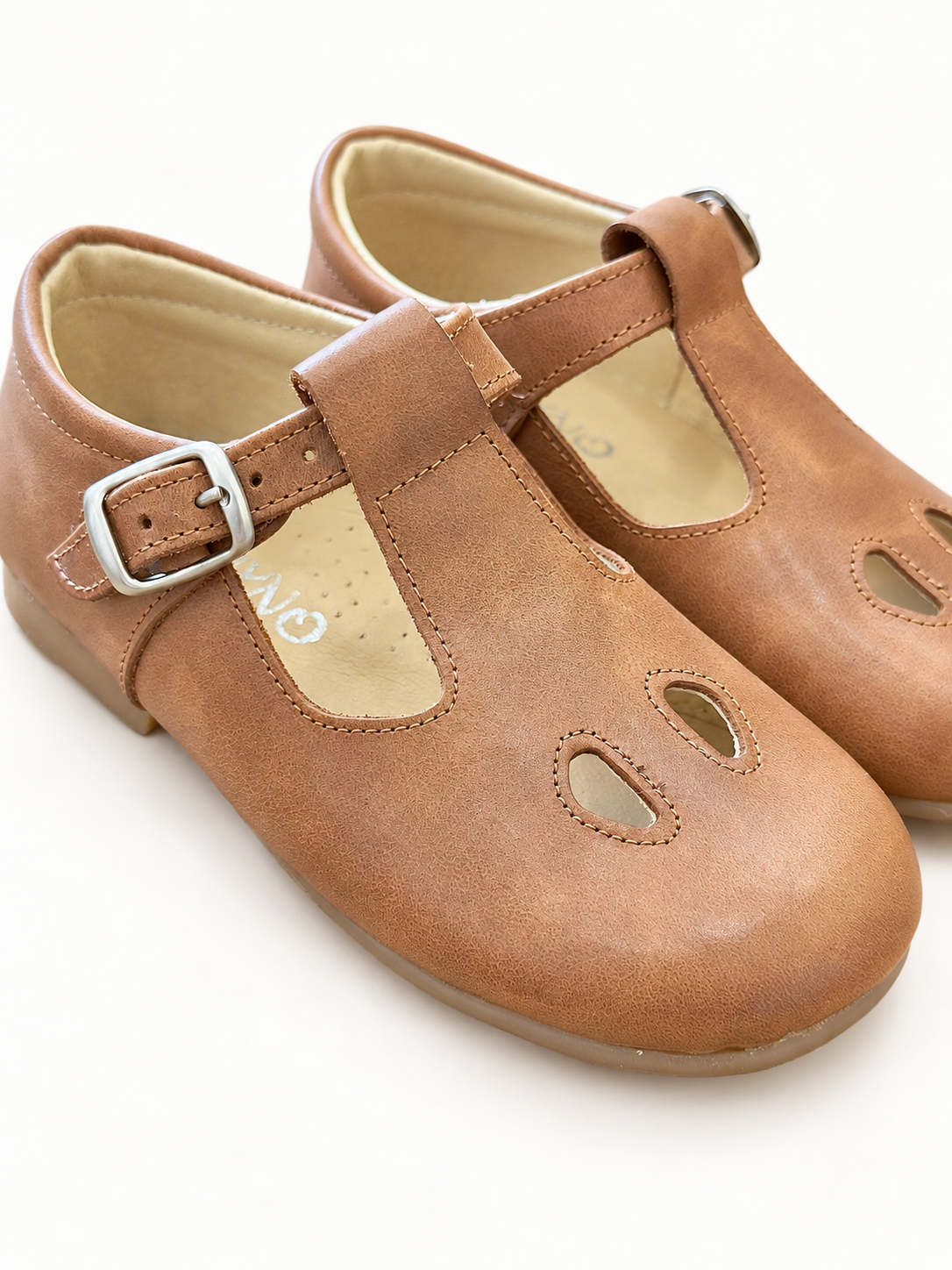 Scarpe Panyno su sfondo bianco caldo