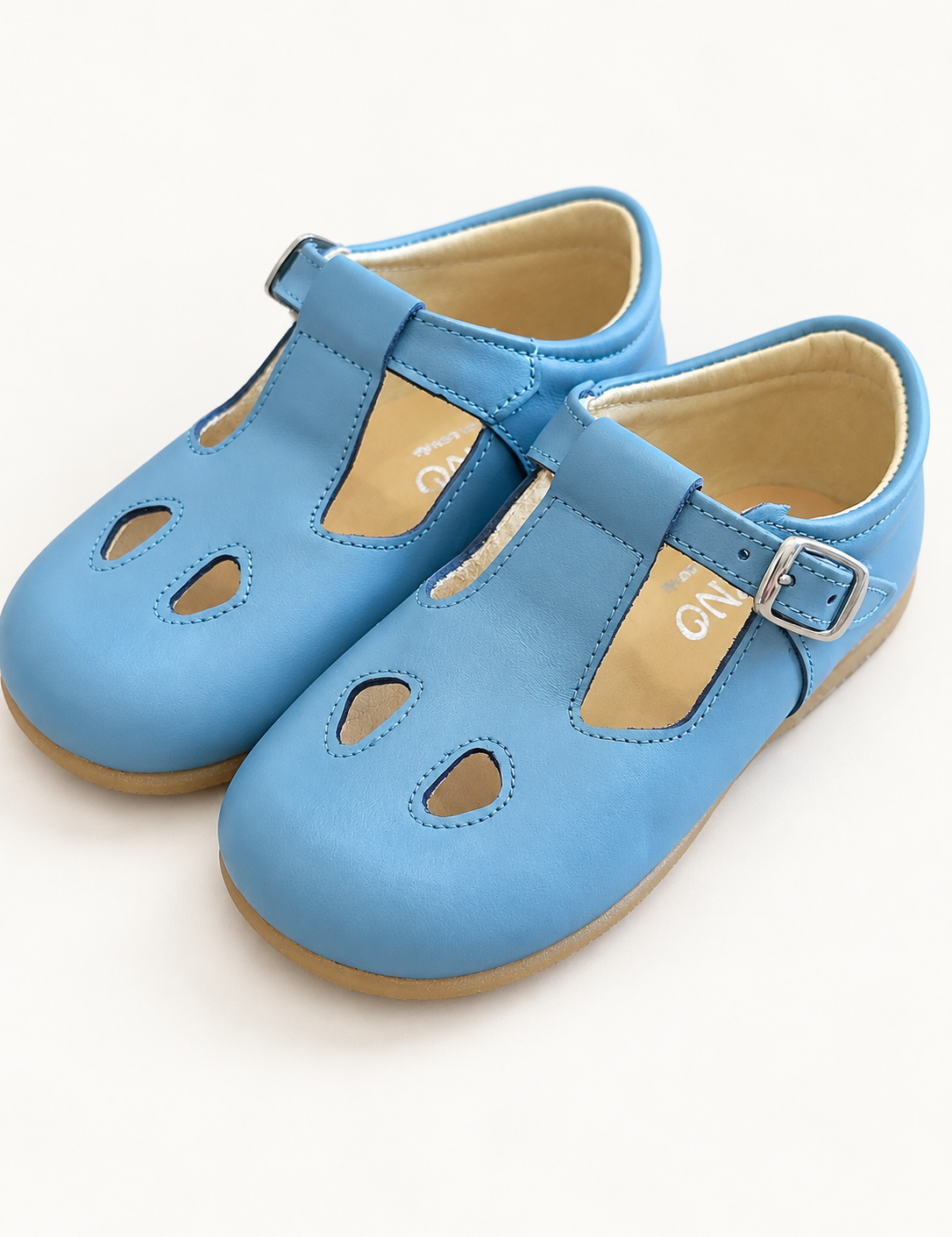 Scarpe Panyno su sfondo bianco caldo