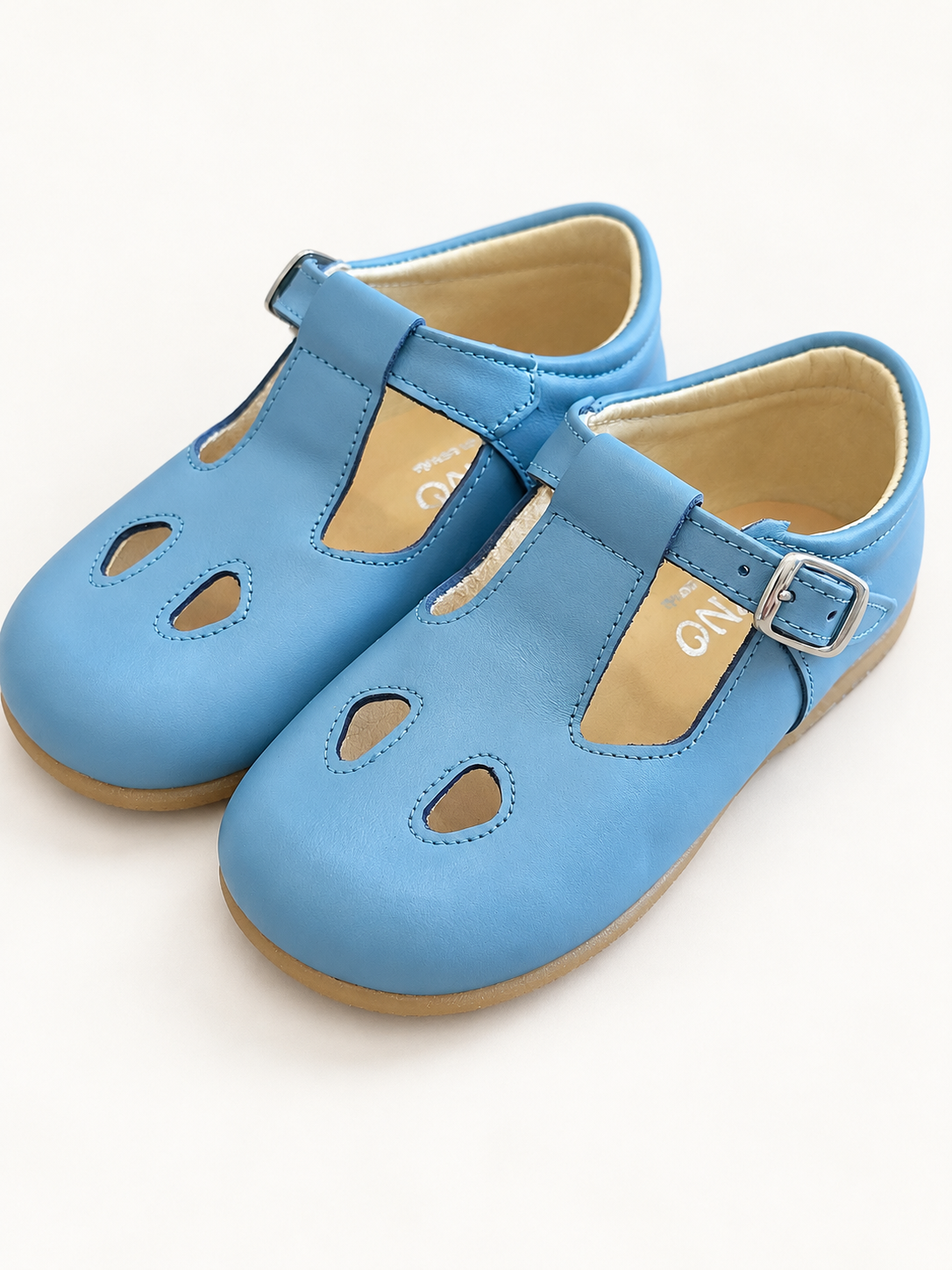 Scarpe Panyno su sfondo bianco caldo