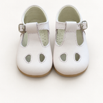 Scarpe Panyno su sfondo bianco caldo