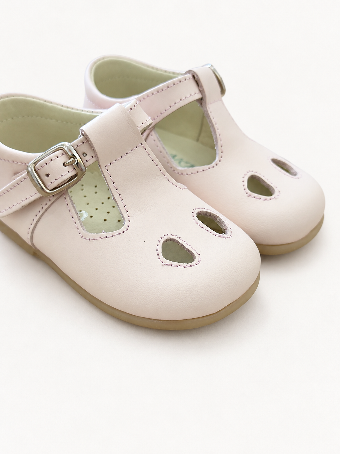 Scarpe Panyno su sfondo bianco caldo
