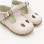 Scarpe Panyno su sfondo bianco caldo