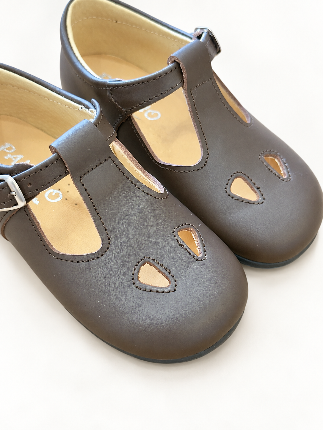 Scarpe Panyno su sfondo bianco caldo