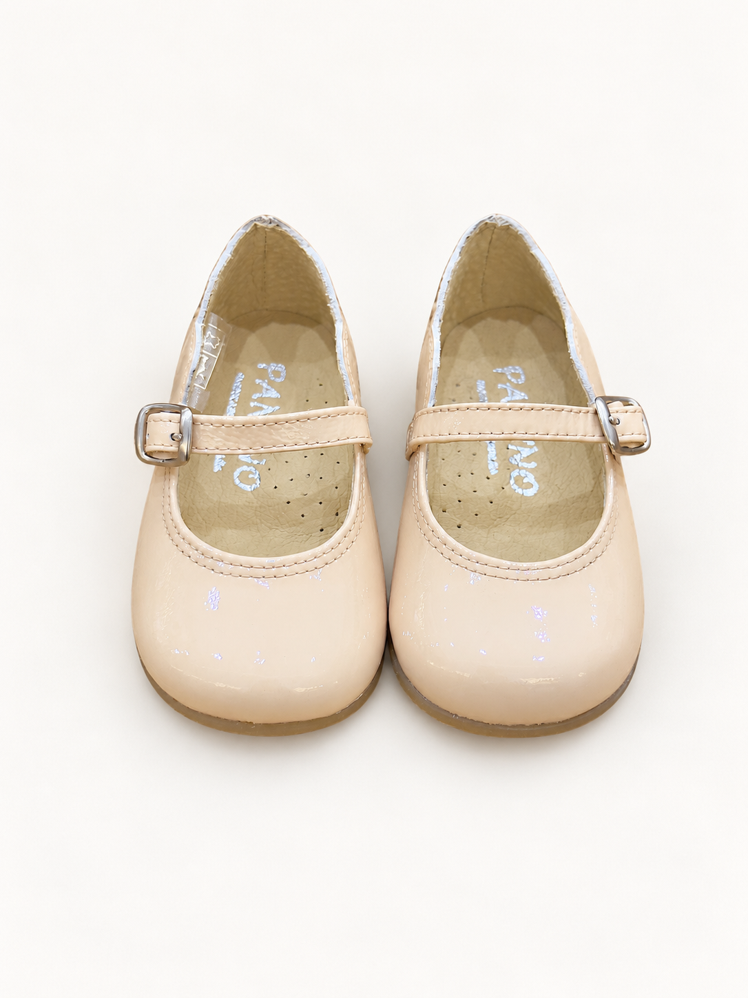 Ballerina su sfondo bianco caldo