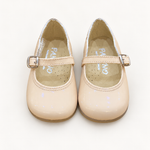 Ballerina su sfondo bianco caldo