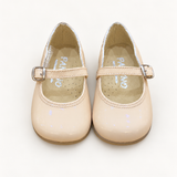 Ballerina su sfondo bianco caldo