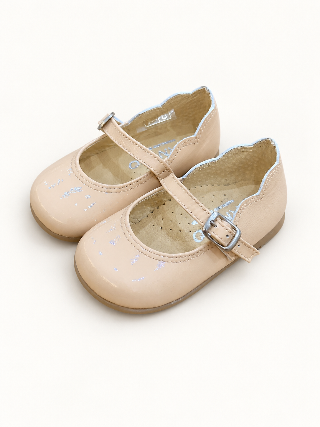 Ballerina su sfondo bianco caldo