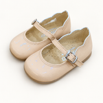 Ballerina su sfondo bianco caldo