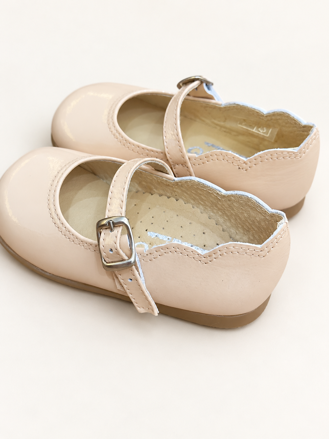 Ballerina su sfondo bianco caldo