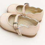 Ballerina su sfondo bianco caldo