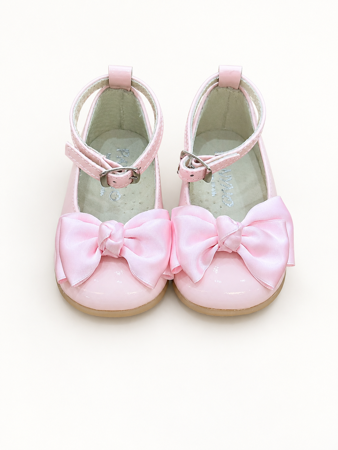 Ballerina su sfondo bianco caldo