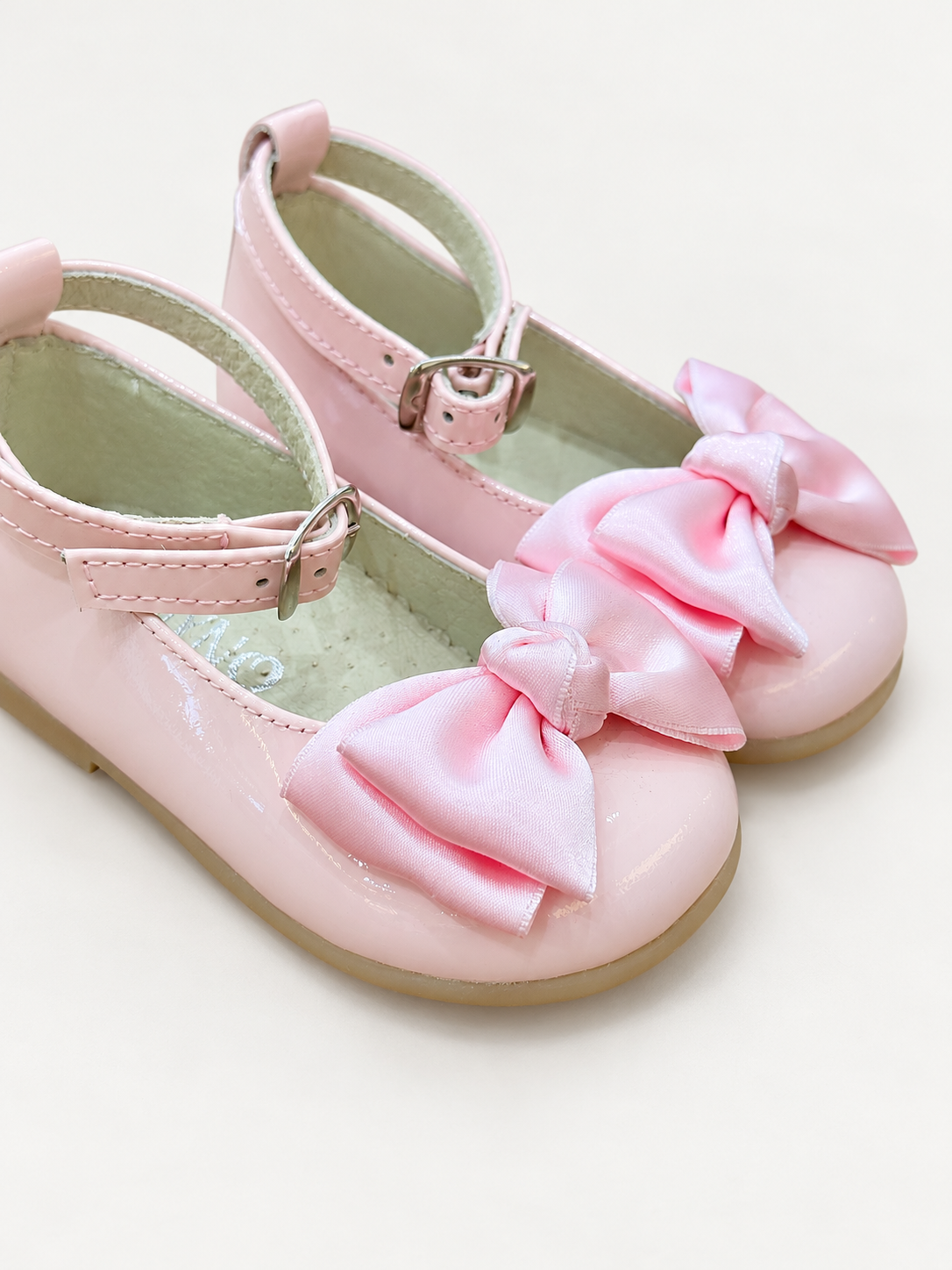 Ballerina su sfondo bianco caldo
