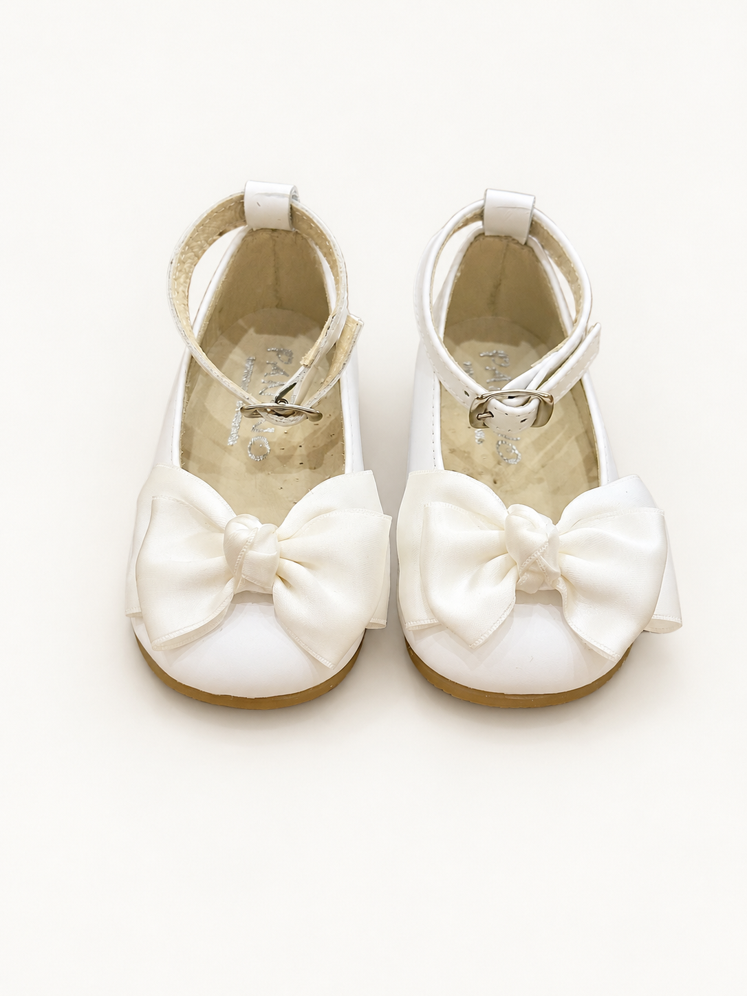 Ballerina su sfondo bianco caldo