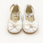 Ballerina su sfondo bianco caldo