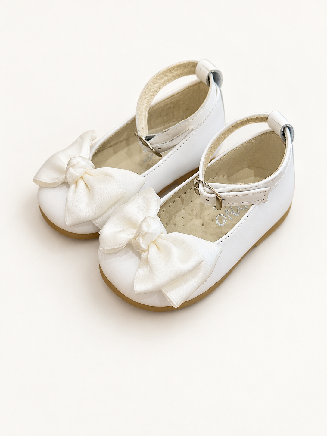Ballerina su sfondo bianco caldo