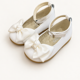 Ballerina su sfondo bianco caldo