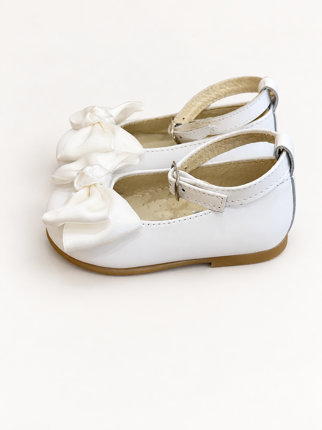 Ballerina su sfondo bianco caldo