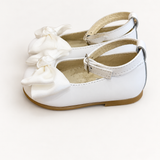 Ballerina su sfondo bianco caldo