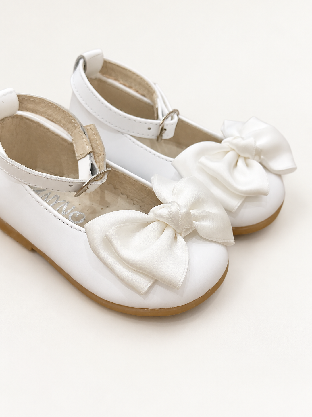 Ballerina su sfondo bianco caldo