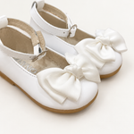 Ballerina su sfondo bianco caldo