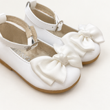 Ballerina su sfondo bianco caldo