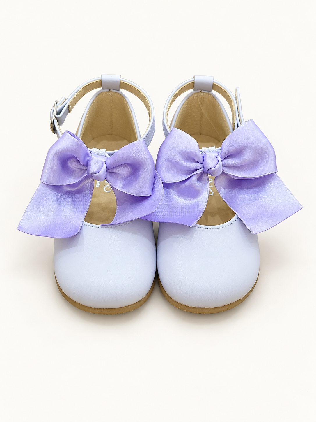 Ballerina su sfondo bianco caldo