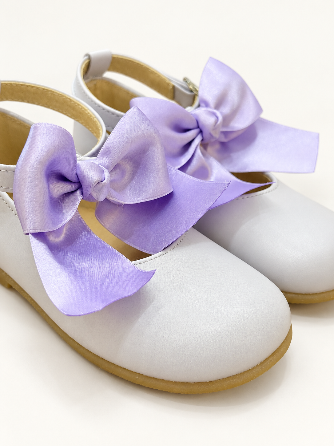 Ballerina su sfondo bianco caldo