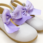 Ballerina su sfondo bianco caldo