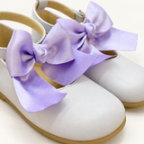 Ballerina su sfondo bianco caldo