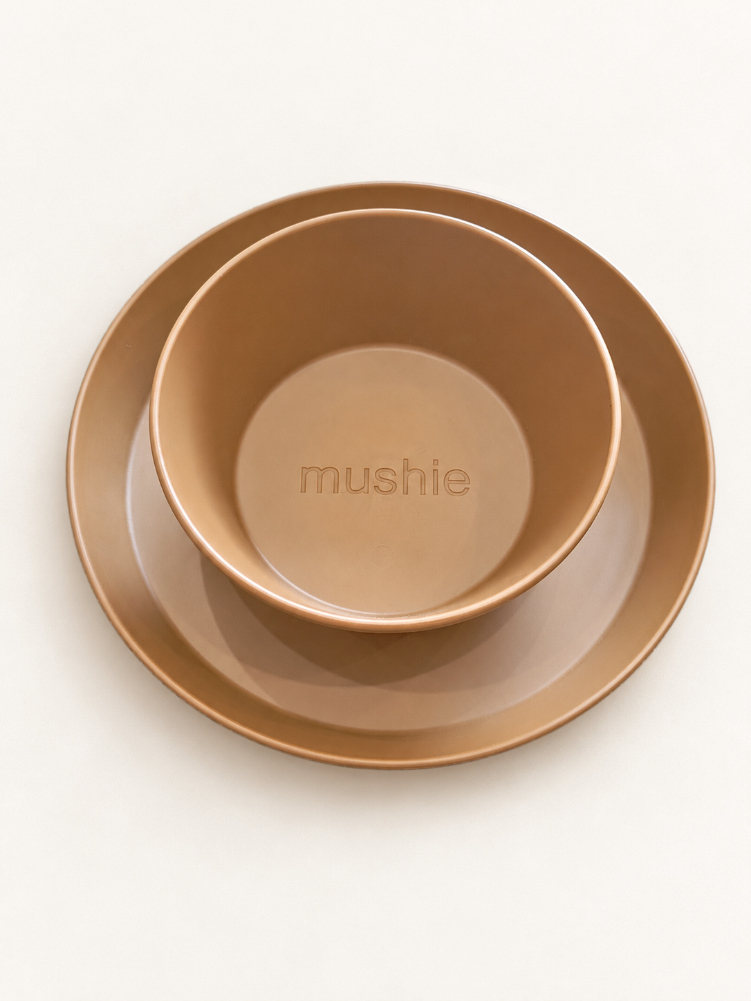 Set piatti Mushie su sfondo bianco caldo