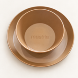 Set piatti Mushie su sfondo bianco caldo